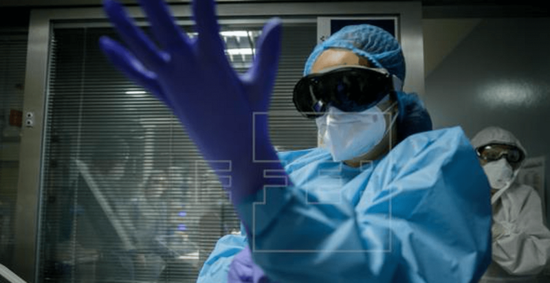 En la imagen de archivo, personal sanitario revisa su equipo de protección para atender pacientes con covid-19 en una planta del Hospital de La Candelaria / EFE Ramón de la Rocha